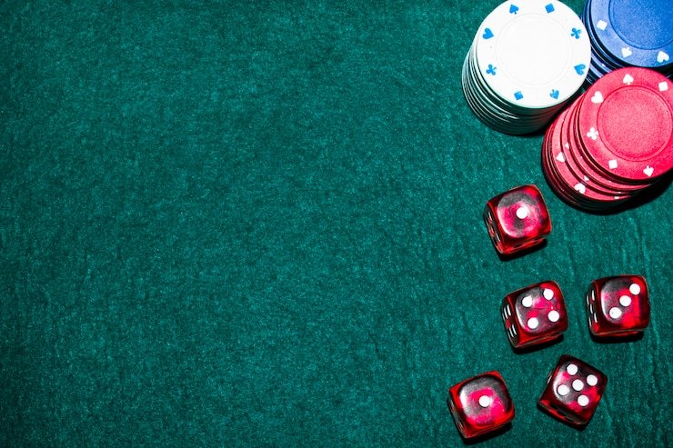 Layar permainan Fa Cai Shen Deluxe menampilkan gulungan dengan simbol bertema Asia